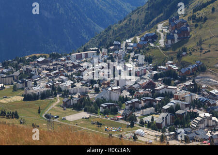 Villaggio Les Deux Alpes in estate Foto Stock