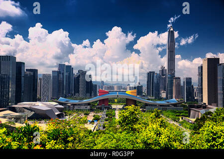 Shenzhen, Cina. 26 maggio 2018. La shenzhen skyline della città e al centro civico come visto da Lianhuashan Park nel centro della città in una giornata di sole. Foto Stock