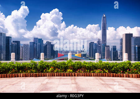 Affacciato sulla skyline di Shenzhen, centro civico e pingan centro finanziario su un soleggiato blue sky giorno. Foto Stock