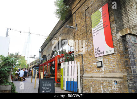 Ferro piatto quadrato, un mozzo per il cibo di strada e di bere e ballare in ombra del Shard, a Southwark, SE London, Regno Unito Foto Stock