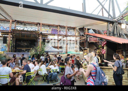 Alla moda di mercato metropolitano, in una carta in disuso fabbrica, e parte dell'Elephant & Castle del progetto di rigenerazione, di per sé di Londra, Regno Unito Foto Stock