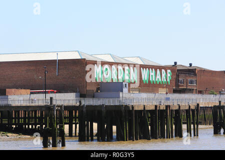 Morden Wharf, a 19 acri riverside importante sito di rigenerazione, in una ex raffineria di edulcoranti, sul fiume Tamigi, nella zona est di Londra, Regno Unito Foto Stock