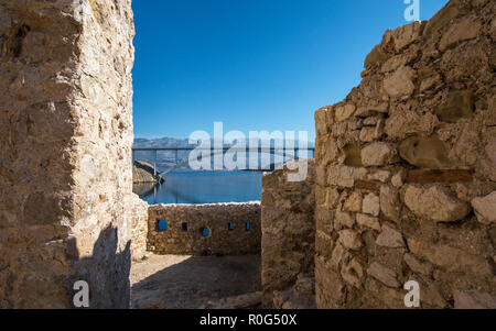 Isola di Pag vecchie rovine nel deserto e ponte panorama, Dalmazia, Croazia Foto Stock