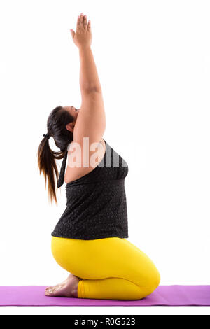 Studio shot di giovani asiatici grasso donna seduta mentre fare yoga po Foto Stock