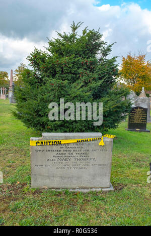 Lapidi in pericolo di caduta protetto dal nastro di avvertenza su un cimitero nel Cheshire Regno Unito Foto Stock