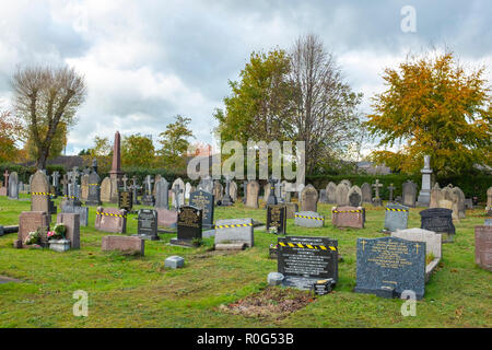 Lapidi in pericolo di caduta protetto dal nastro di avvertenza su un cimitero nel Cheshire Regno Unito Foto Stock