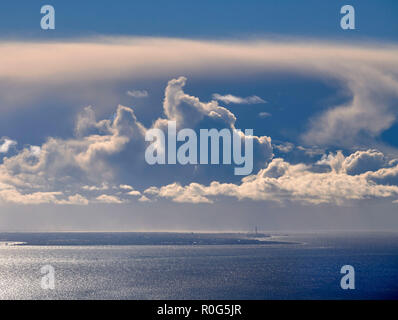 Nuvole temporalesche edificio su Blackpool da Morecambe Bay, a nord ovest dell'Inghilterra, Regno Unito Foto Stock