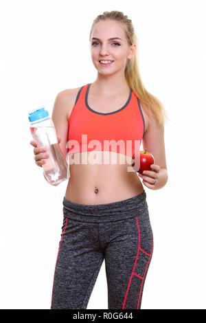 Felice giovane ragazza sorridente tenendo una bottiglia d'acqua e Foto Stock