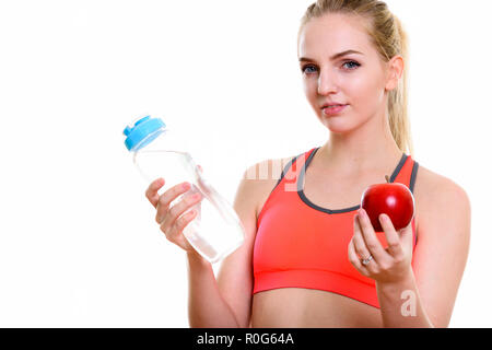 Studio shot del giovane bella ragazza adolescente tenendo la bottiglia di acqua Foto Stock