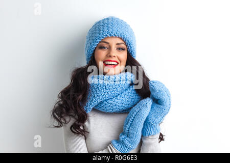 Bella donna in Caldo cappello, guanti e sciarpa su sfondo bianco Foto Stock