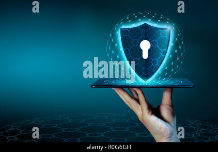 La protezione Internet telefono cellulare smartphone è protetto da attacchi di hacker, Firewall la gente di affari premere il telefono protetta su internet. spazio messaggio messo Foto Stock