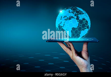 Smart Phone e il Globe collegamenti di comunicazione insolito mondo Internet imprenditori, premere il tasto telefono per comunicare in Internet. Spazio messo pasticcio Foto Stock