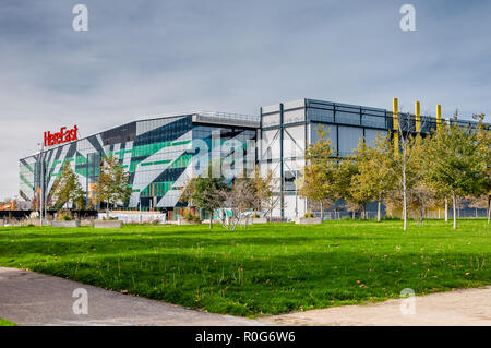 LONDON, Regno Unito - 23 Ottobre 2018 : Qui Eastin nel Queen Elizabeth Olympic Park in autunno di Londra - Inghilterra Foto Stock