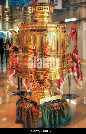 Sochi, Russia - 15 Gennaio 2014: Grande shining golden vintage festosa samovar russo con un mazzetto di bagel stabiliti nell'Olympic Mediacenter per que Foto Stock