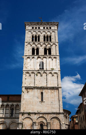 San Michele in Foro chiesa medievale romanica torre campanaria eretta nel XIII secolo nella città di Lucca, Toscana Foto Stock