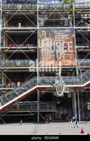 Le persone a rilassarsi sulla plaza fuori del centro Georges Pompidou (Centro Pompidou), un multiculturale postmoderna Arts Complex, Parigi, Francia. Foto Stock