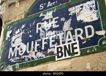 Un tradizionale smalto blu strada segno per Rue Mouffetard, una strada popolare di caffetterie, bar e negozi, coperti con adesivi, Parigi, Francia. Foto Stock