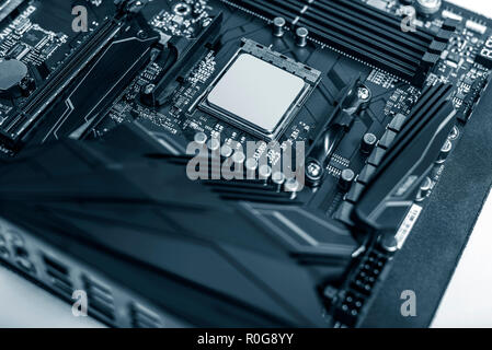 Un potente processore per computer e una moderna scheda madre. Foto Stock