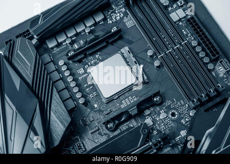 Un potente processore per computer e una moderna scheda madre. Foto Stock