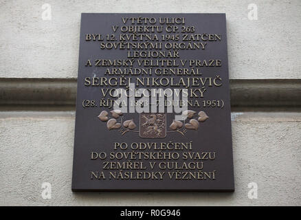 Una lapide commemorativa accanto alla casa dove generale cecoslovacco Sergej Vojcechovský (Sergei Wojciechowski) era stato arrestato dalla SMERSH il 12 maggio 1945 a Konviktská Street a Praga, Repubblica Ceca. Sergej Vojcechovský era un comandante militare nell'Esercito Bianco durante la Guerra Civile Russa e poi vissuto in esilio in Cecoslovacchia e servita nell'esercito cecoslovacco. Egli è stato arrestato dalla SMERSH (sovietica controspionaggio militare di servizio) e inviato a Mosca poco dopo l'esercito rosso liberato Praga nel maggio 1945. Morì in carcere il 7 aprile 1951 nell'Ozerlag labour camp del Gulag in T Foto Stock