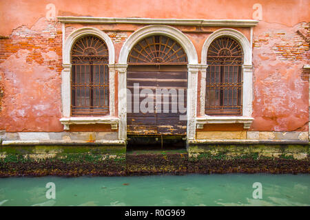 La vecchia porta nella venezia canal Foto Stock