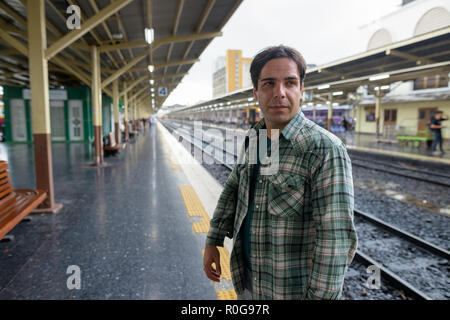 Bello il persiano uomo turistico nella stazione ferroviaria di Bangkok, Foto Stock