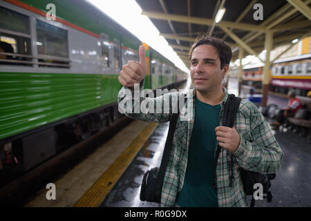 Bello il persiano uomo turistico nella stazione ferroviaria di Bangkok Foto Stock