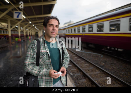 Bello il persiano uomo turistico nella stazione ferroviaria di Bangkok Foto Stock