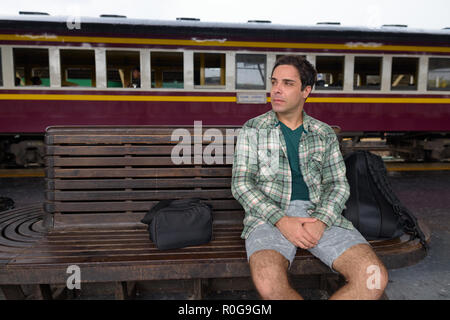 Bello il persiano uomo turistico nella stazione ferroviaria di Bangkok Foto Stock