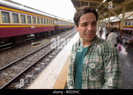 Bello il persiano uomo turistico nella stazione ferroviaria di Bangkok Foto Stock