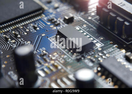 Scheda a circuito elettronico con chip close up per lo sfondo Foto Stock