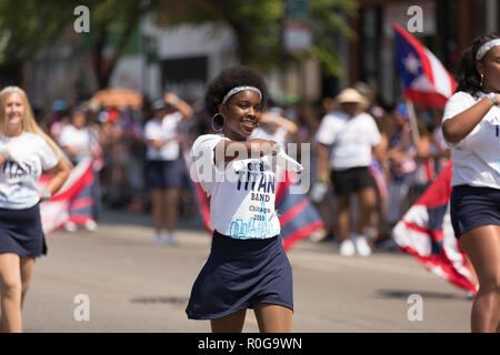 Chicago, Illinois, Stati Uniti d'America - 16 Giugno 2018: Il Puerto Rican People's Parade, membri della Lorain Titans Band Chicago eseguendo la parata Foto Stock