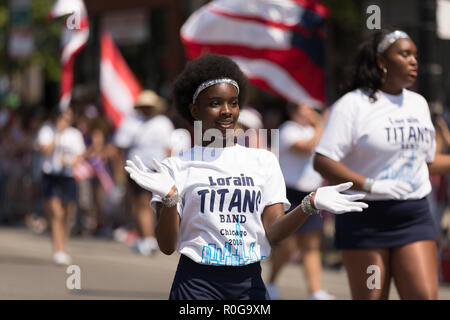 Chicago, Illinois, Stati Uniti d'America - 16 Giugno 2018: Il Puerto Rican People's Parade, membri della Lorain Titans Band Chicago eseguendo la parata Foto Stock