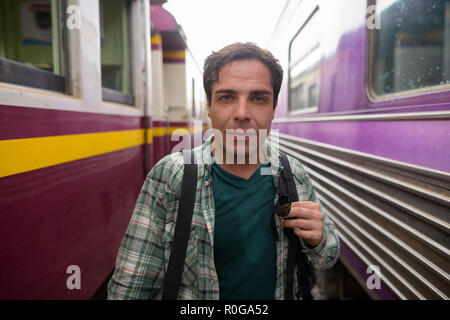 Bello il persiano uomo turistico nella stazione ferroviaria di Bangkok, Foto Stock