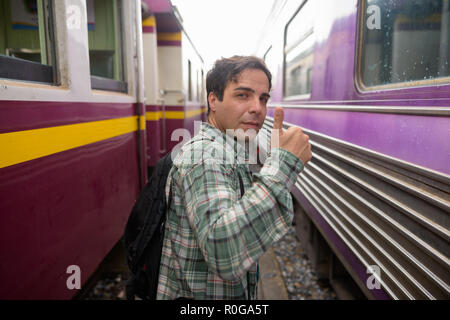 Bello il persiano uomo turistico nella stazione ferroviaria di Bangkok, Foto Stock