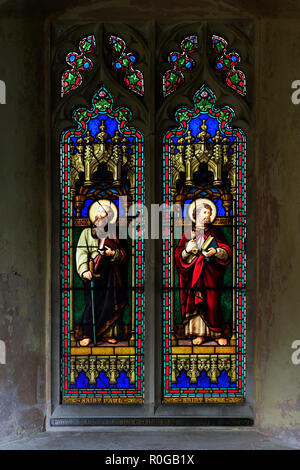 Il Victorian vetro macchiato memorial finestra per Revd Neale eretta nel 1871 e mostra i santi Pietro e Paolo. Foto Stock