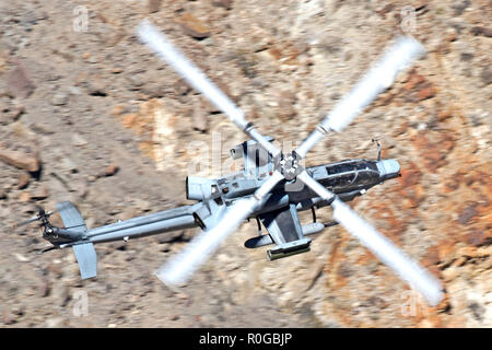 Bell AH-1Z Viper volato da noi. Marines elicottero squadron HMLA-369 'Gunfighters' volando attraverso Star Wars Canyon in 2018 Foto Stock