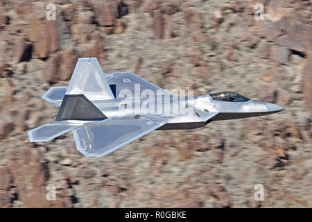 Lockheed F Raptor volato da US Air Force volato dalla F22 Dimostrazione del team 'Raptor 11' in transito Death Valley durante il 2018 Foto Stock