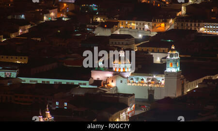 Vista notturna della chiesa e convento di La Merced. È situato nel centro storico della città di Quito. Ecuador Foto Stock