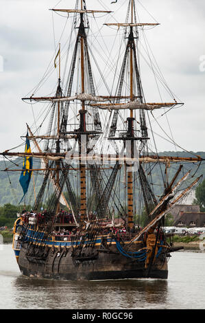 ROUEN, Francia - luglio circa, 2016. Fine dell'Armada di Rouen, barche galeone navi sul fiume Senna. Diversi mezzi di trasporto navale andando a loro c Foto Stock