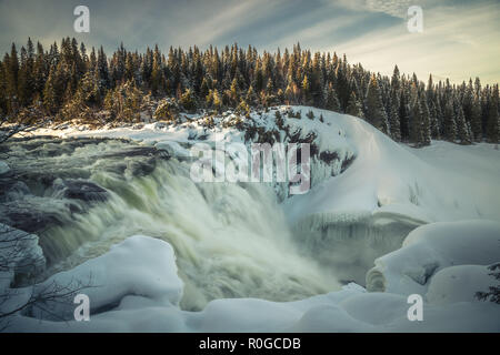 Cascate gelate Tannforsen. Paesaggio invernale e la formazione di ghiaccio su questo grande cascata svedese. Foto Stock