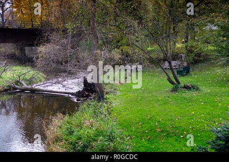 Posto a sedere accanto al Nippersink Creek nella città di Genova, Wisconsin, Stati Uniti d'America. Foto Stock