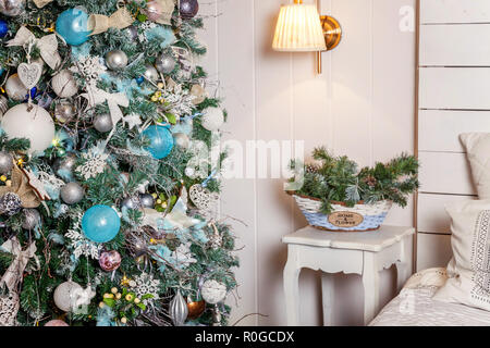 Natale classico decorata sala interna anno nuovo albero. Albero di natale  con decorazioni in argento. Moderno e di colore bianco in stile classico  design interno camera da letto appartamento con letto matrimoniale. Vigilia  di Natale a casa Foto stock - Alamy