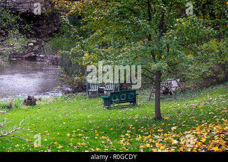 Posto a sedere accanto al Nippersink Creek nella città di Genova, Wisconsin, Stati Uniti d'America. Foto Stock