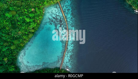 Vista aerea della laguna Sugba. Bellissimo paesaggio con mare blu lagoon e ponte, Parco Nazionale, Siargao Island, Filippine. Foto Stock