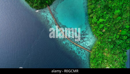 Vista aerea della laguna Sugba. Bellissimo paesaggio con mare blu lagoon e ponte, Parco Nazionale, Siargao Island, Filippine. Foto Stock