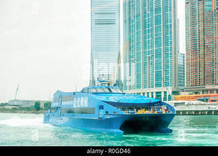 Hong Kong, Cina - 12 Gennaio 2016: nave passeggeri - Cotai getto d'acqua - arriva a Hong Kong - Macau Terminal per i traghetti nel porto Victoria Foto Stock