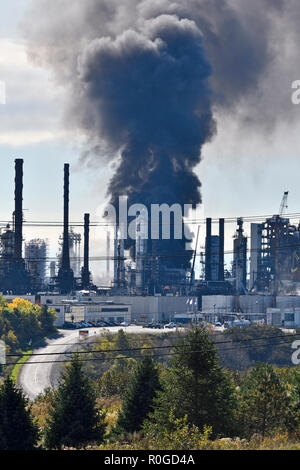 Immagine verticale di un'esplosione e di un incendio alla raffineria Irving Oil del 6 ottobre 2018, a Saint John New Brunswick Canada Foto Stock