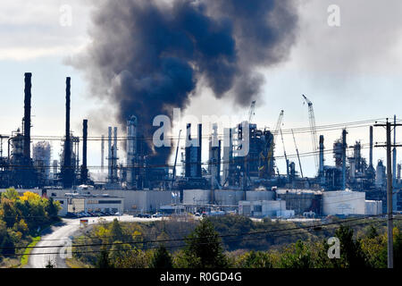 Un'esplosione e un incendio alla raffineria Irving Oil il 6 ottobre 2018, a Saint John New Brunswick Canada Foto Stock