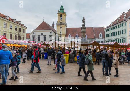 Vista sul mercato di Natale nella piazza principale di Bratislava, Slovacchia. Stara radnica e Bratislava Mercatino di Natale, offuscata la gente può essere visto. Foto Stock